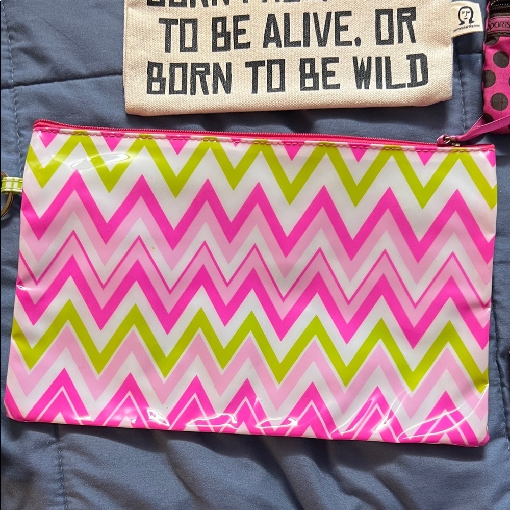 An Assortment of tote and small bags - Picture 5 of 8